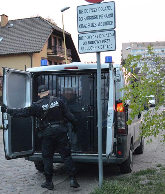 Ratownicy medyczni dwukrotnie jechali do bezdomnego. Mczyzn ostatecznie zabrali policjanci