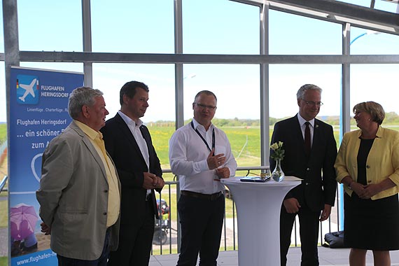 Kursowy Bombardier linii Eurowings ze Stuttgartu oficjalnie zainaugurowa sezon na lotnisku w Heringsdorf