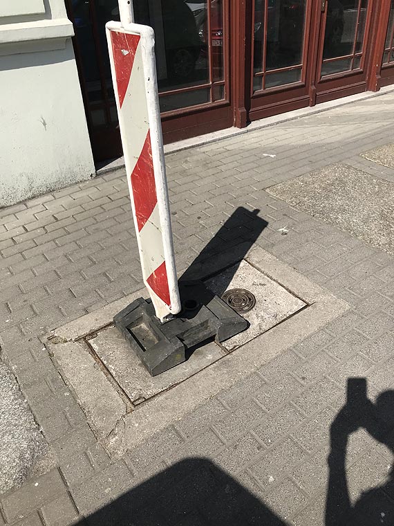 Supek ostrzegawczy stoi od kilku miesicy - zablokowany chodnik przy placu Sowiaskim