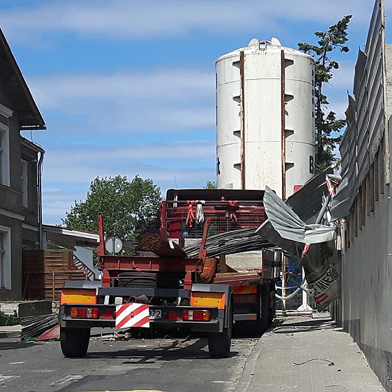 Prty zbrojeniowe zerway si z dwigu w Midzyzdrojach. Spadajcy adunek niszczy wszystko na swojej drodze