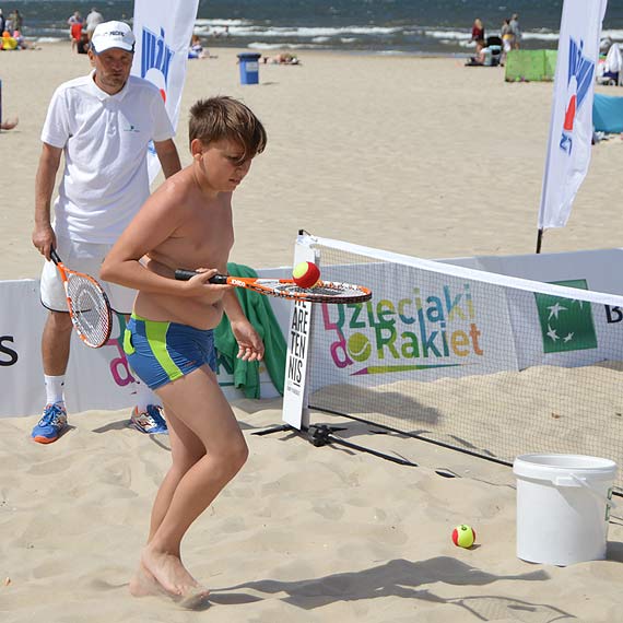 Tenis na plaży? Czemu nie? Akcja „Dzieciaki do Rakiet” udowadnia, że nawet to jest możliwe