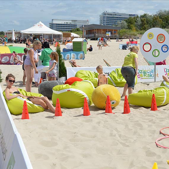 Tenis na plaży? Czemu nie? Akcja „Dzieciaki do Rakiet” udowadnia, że nawet to jest możliwe