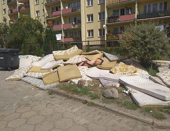 Materace już są...Czy przy szkole zaczną koczować bezdomni?