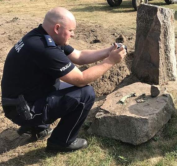 Policjanci odzyskali zabytkowe drogowskazy 