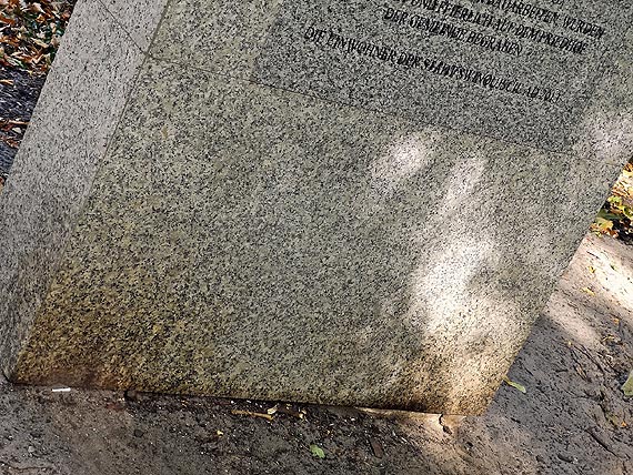 Jedne pomniki zostay wyszorowane, inne zapomniane