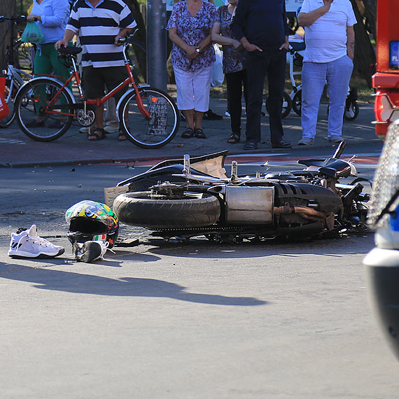 Obywatelka Niemiec wyjechaa wprost pod koa motocykla. Motocyklista w stanie cikim zosta helikopterem przetransportowany do szpitala