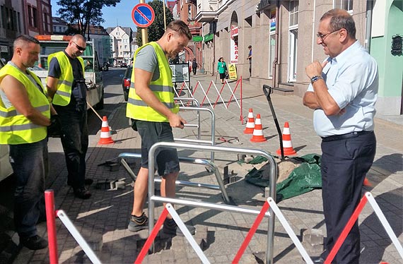 Kolejne stojaki stany dzi w centrum