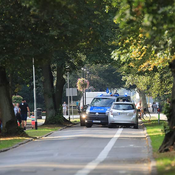 Toyota na niemieckich numerach najpierw jechaa „pod prd”, nastpnie uderzya w radiowz