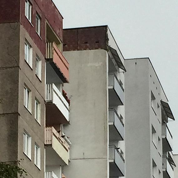 Z budynku przy Bohaterów Września odpadł duży płat elewacji