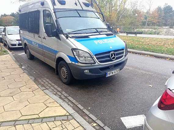 Radiowozem na...obiad. Czytelnik pyta, o parkowanie policjantw