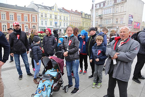 Reprezentanci trzech pokoleń wzięli udział w grze miejskiej z okazji 100-lecia odzyskania niepodległości
