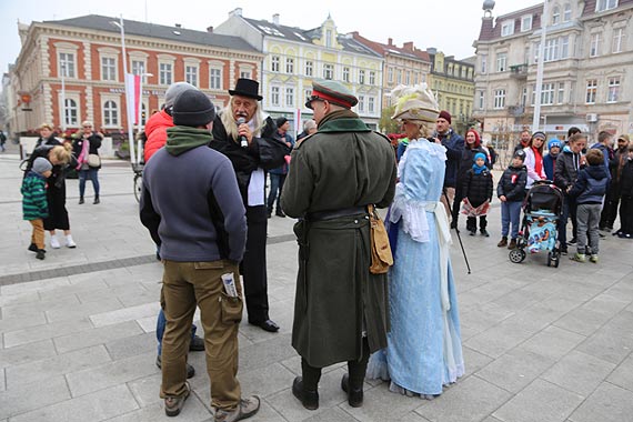 Reprezentanci trzech pokoleń wzięli udział w grze miejskiej z okazji 100-lecia odzyskania niepodległości