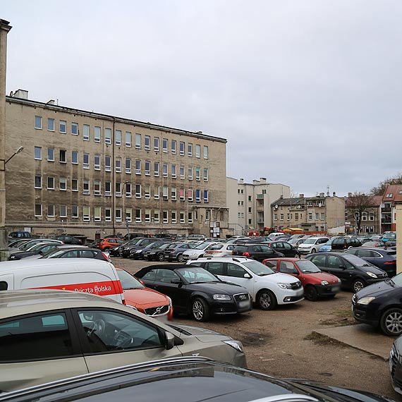    Coraz mniej darmowej przestrzeni parkingowej w centrum! Miasto wydzierawio teren wolnego parkingu za przychodni przy ul. Dbrowskiego