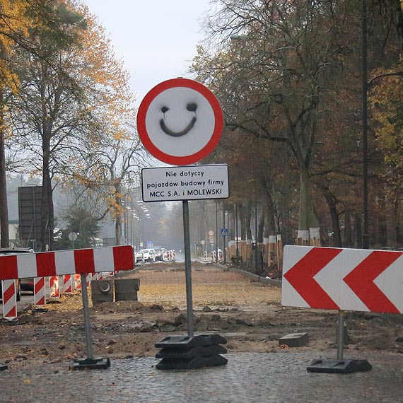 Przebudowa ulicy Wojska Polskiego. Wykonawca ma problem z mas bitumiczn