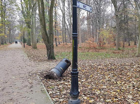 Kosze na mieci wyrwane z ziemi