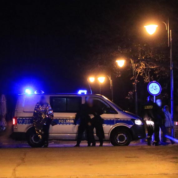 Policjanci uratowali modego czowieka - wszed do morza, by moe pod wpywem myli samobjczych