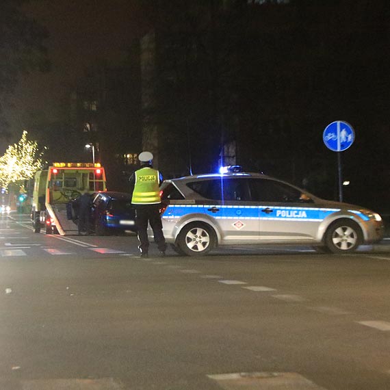 Kierujcy samochodem nie dostosowa prdkoci do warunkw na drodze. Otar si o sygnalizator i wyhamowa na ciece rowerowej
