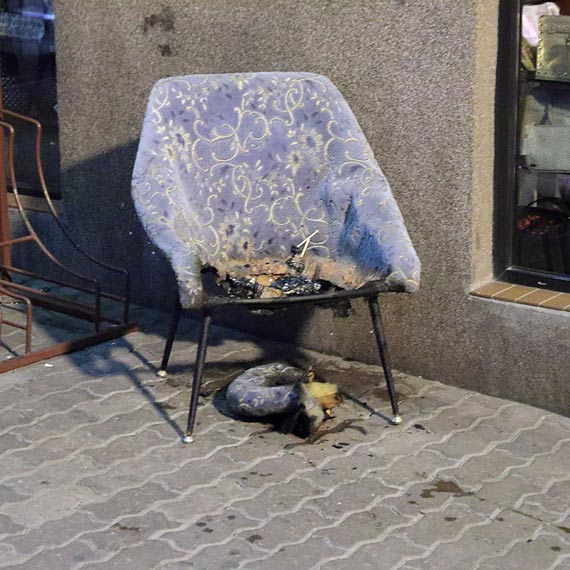 Podpalony fotel - gupi art, ktry mg si skoczy poarem