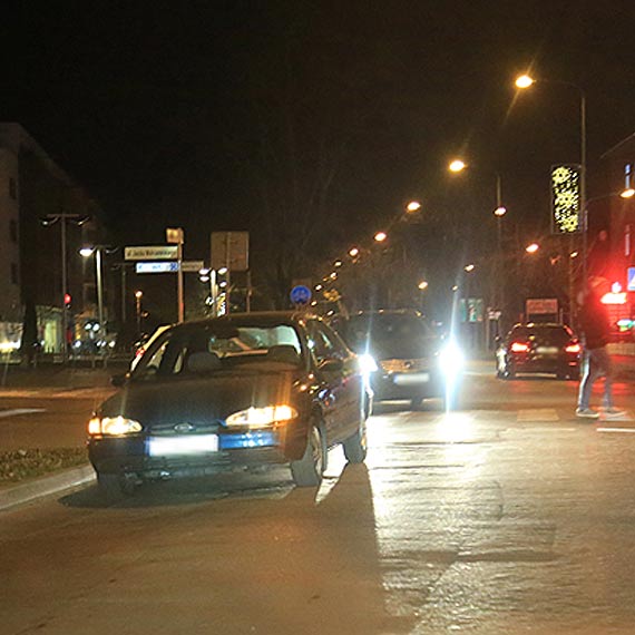 Kierowca nie ustpi pierwszestwa pieszemu, uderzony przez samochd mczyzna dozna obrae