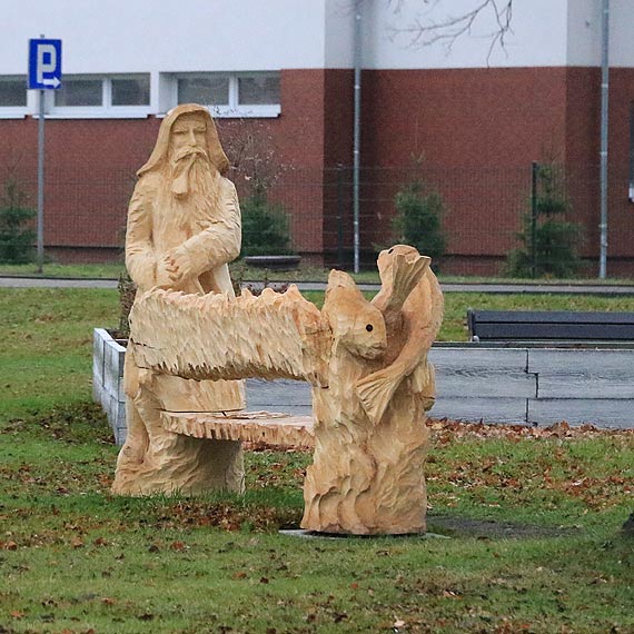 Drewniane, artystyczne ławki zostały bez zabezpieczenia...