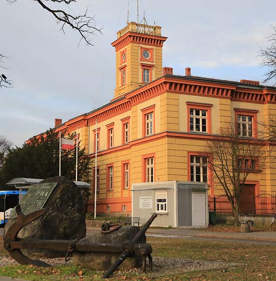 Dlaczego brakuje flagi UE przed budynkiem Kapitanatu Portu?