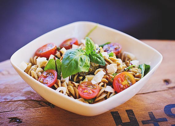 Bezglutenowe danie -  makaron fusilli teff z pesto, parmezanem i kaparami