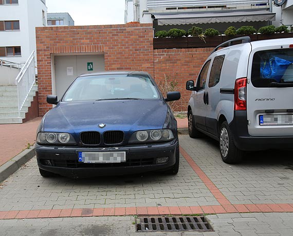 Na Platanie stoj porzucone auta