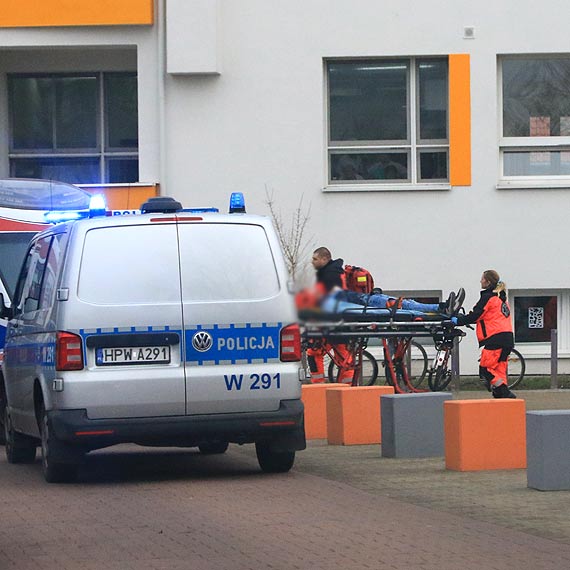 Podrzucany przez kolegów upadł i doznał urazu. Jego stan może być poważny!