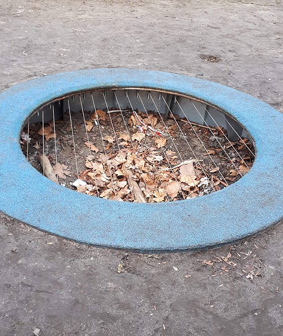 Trampoliny na placu zabaw bardzo często są uszkadzane. Czy to efekt zabaw "dużych dzieci"?