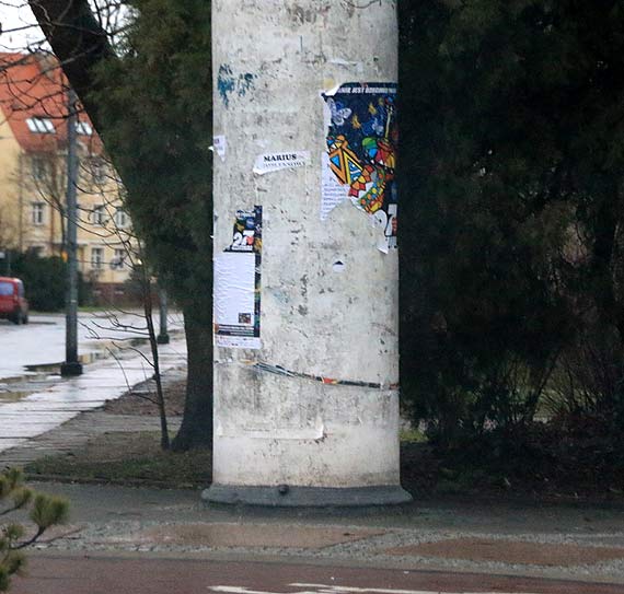 Czytelnik: Przy rondzie Ry Wiatrw zerwano plakaty WOP!