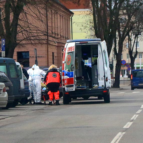 Sceny jak z filmu. Do nieprzytomnego mczyzny musieli zaoy ubrania ochronne
