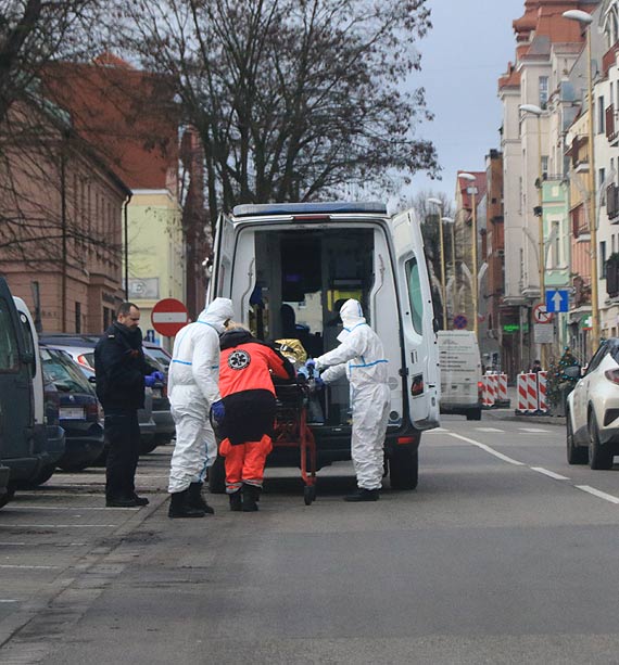 Sceny jak z filmu. Do nieprzytomnego mężczyzny musieli założyć ubrania ochronne