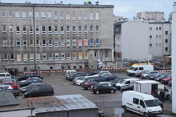 Ekipy budowlacw wjechay na plac za przychodni. Czyby rozpoczynaa si budowa wielopoziomowego parkingu?