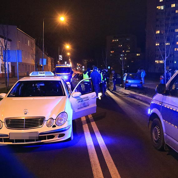 Jechał pijany i bez tablic. Zatrzymał się na taksówce