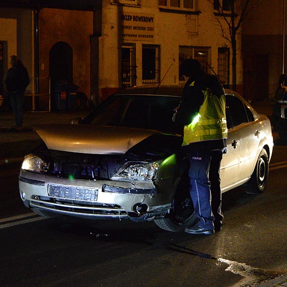Jechał pijany i bez tablic. Zatrzymał się na taksówce
