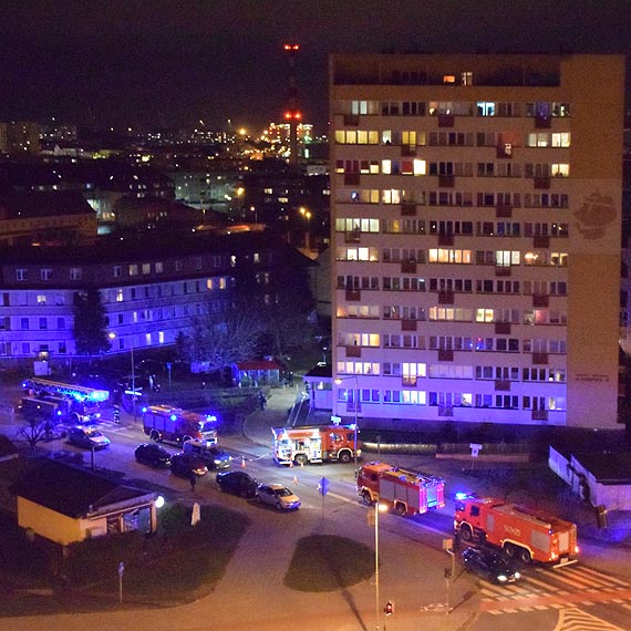 Zadymienie w jednym z mieszka w wieowcu. winoujciu zabrako karetki do poszkodowanego mczyzny. Trzeba byo cign ambulans z Midzyzdrojw! Zobacz film!