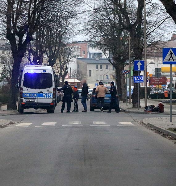 Kolizja dwch aut na skrzyowaniu. Peugeot straci zderzak