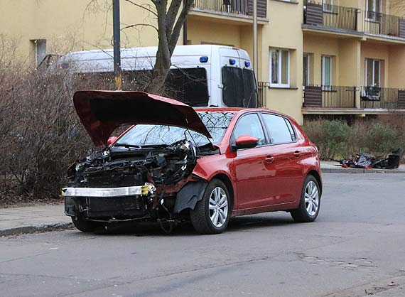 Kolizja dwch aut na skrzyowaniu. Peugeot straci zderzak