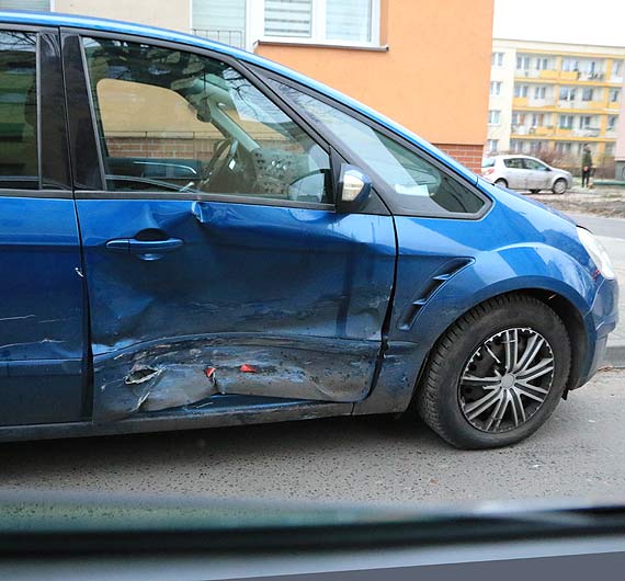 Kolizja dwch aut na skrzyowaniu. Peugeot straci zderzak