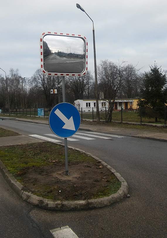  Lustro uliczne faszuje rzeczywisty obraz ruchu na drodze