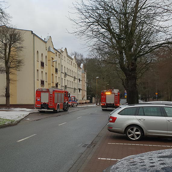 Starsza kobieta przewrcia si i doznaa urazu. Pomogli ratownicy i straacy