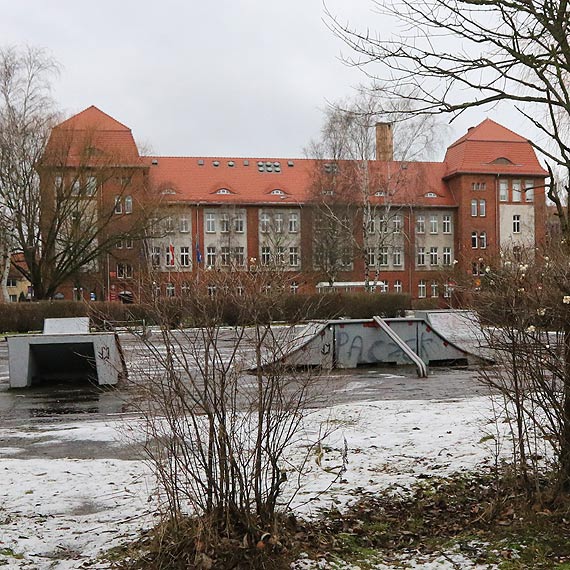 Jest, a jakby go nie byo - „mini” skeatepark. Od wielu lat stoi zaniedbany pod nosem winoujskiej wadzy