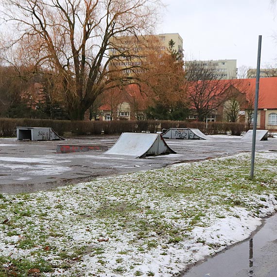 Jest, a jakby go nie było - „mini” skeatepark. Od wielu lat stoi zaniedbany pod nosem świnoujskiej władzy