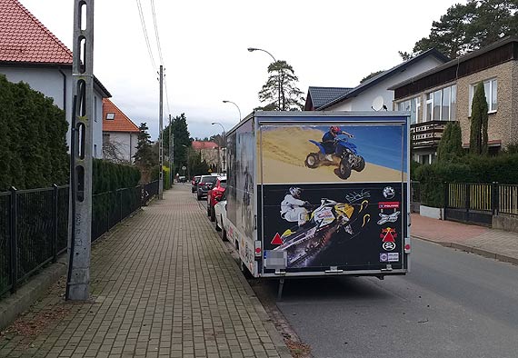 Postj si przeduy? Przyczepa parkuje ju dwa lata - za darmo