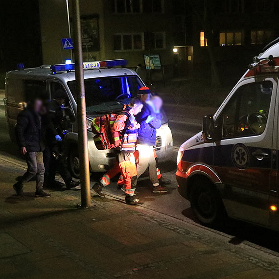 Pobity mczyzna lea na chodniku do czasu przyjazdu karetki