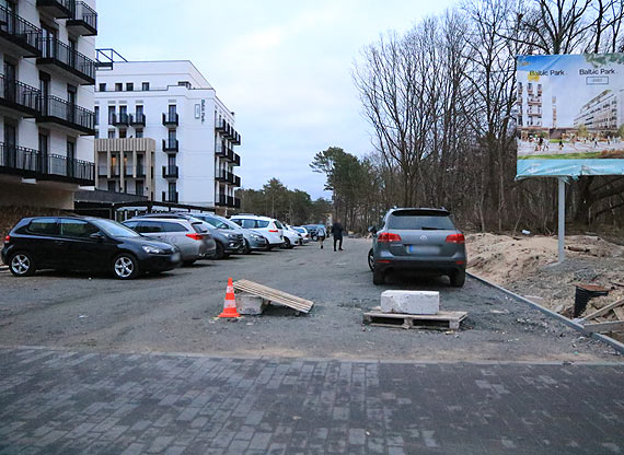 Przybywa promenady, pn si hotele, a parkingw jak nie wida...