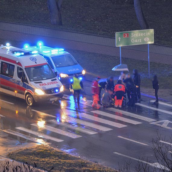 Kierowca nie zauway kobiety na przejciu