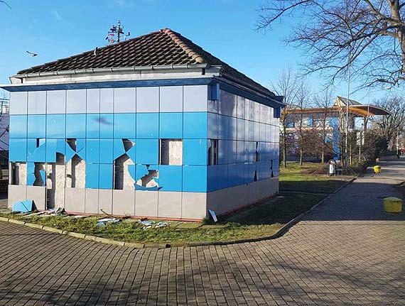 Niebieskie straszydo w centrum miasta