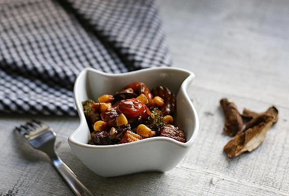 Przepis na duszone warzywa z tofu i grzybami – aromatyczne danie na kad okazj