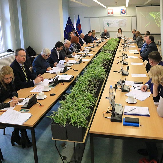 Finanse, pace nauczycieli, woda i cieki. Dzi sesja!